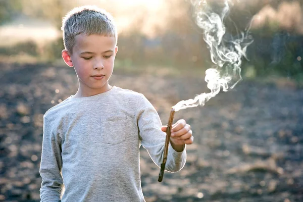 Çocuk Dışarıda Sigara Içen Tahta Sopayla Oynuyor — Stok fotoğraf