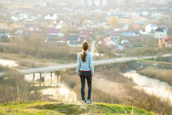 Young Woman Standing Outdoors Enjoying City View Relaxing Freedom Wellness — Stock Photo, Image