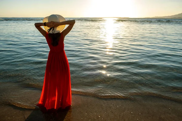 Giovane Donna Che Indossa Lungo Abito Rosso Cappello Paglia Piedi — Foto Stock