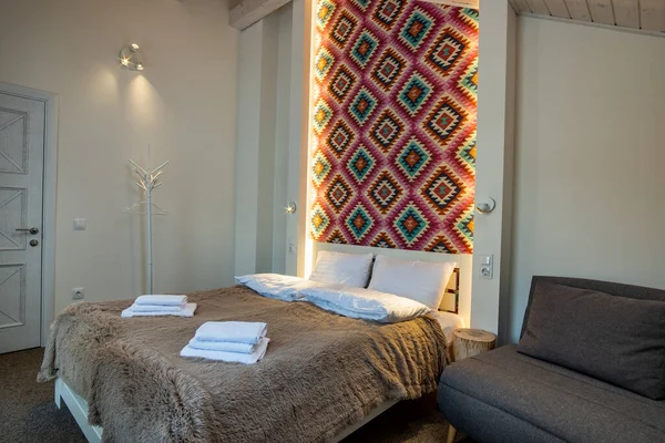 大きなダブルベッドで新鮮なリネンと広々としたホテルのベッドルームのインテリア 現代的な家の居心地の良い現代的な部屋 — ストック写真