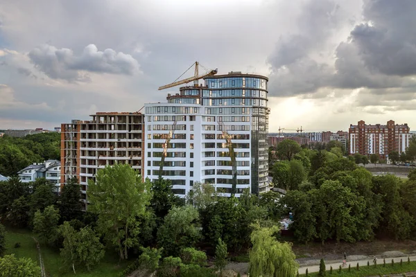 Appartement Immeuble Bureaux Construction Murs Brique Fenêtres Verre Échafaudages Piliers — Photo