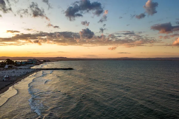 Permukaan Laut Dengan Gelombang Air Biru Bawah Langit Matahari Terbenam — Stok Foto