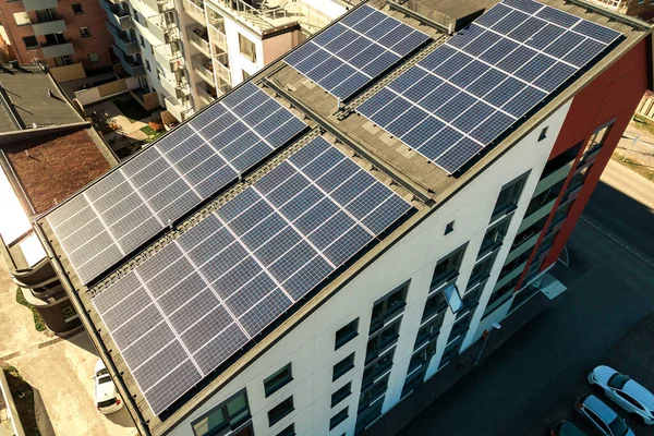 Luftaufnahme Von Photovoltaik Sonnenkollektoren Auf Dem Dach Eines Wohnblocks Zur Stockbild