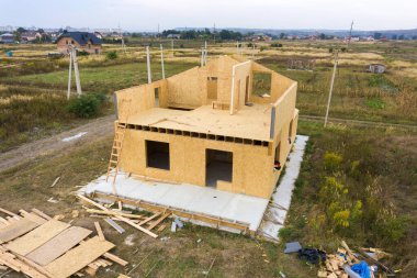 Yeni ve modern modüler evin inşaatı. İçinde köpük yalıtım malzemesi olan kompozit ahşap panellerden yapılmış duvarlar. Yeni enerji tasarruflu ev kavramı oluşturuluyor.