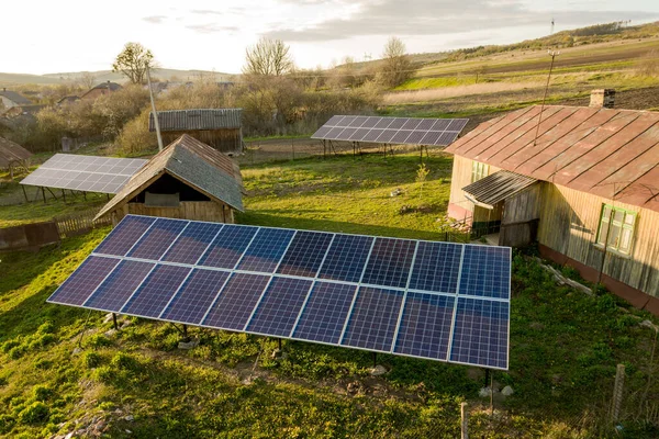 緑の農村の庭で太陽電池パネルの空中トップダウンビュー — ストック写真