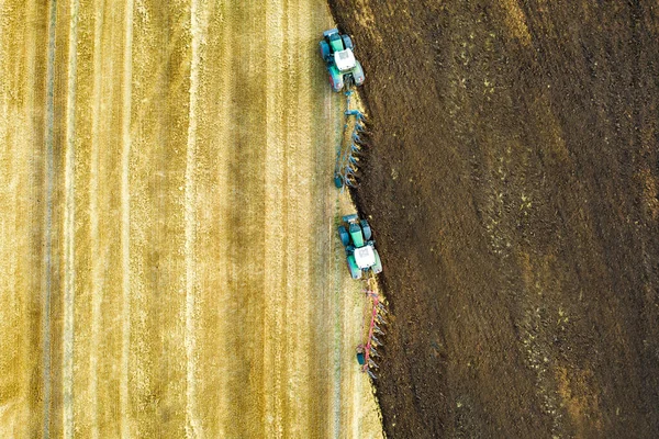 Letecký Pohled Traktor Orající Černé Pole Zemědělské Farmy Sklizni Konci — Stock fotografie