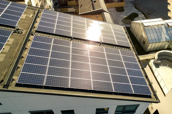 Luftaufnahme Von Photovoltaik Sonnenkollektoren Auf Dem Dach Eines Wohnblocks Zur Stockfoto