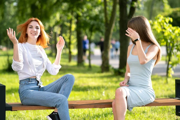 Dwie Młode Dziewczyny Przyjaciele Siedzi Ławce Letnim Parku Rozmawiając Szczęśliwie — Zdjęcie stockowe