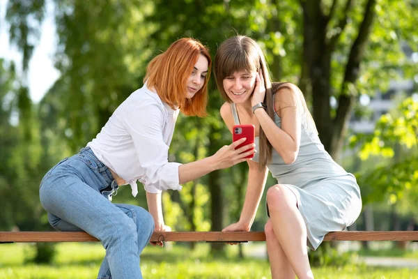 Duas Jovens Amigas Sentadas Banco Parque Verão Tirando Uma Selfie — Fotografia de Stock