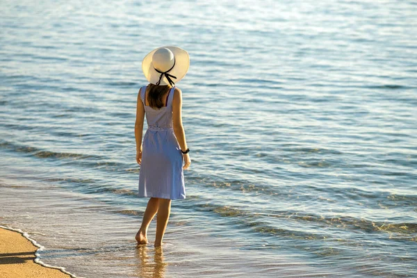Giovane Donna Cappello Paglia Vestito Piedi Sola Sulla Spiaggia Sabbia — Foto Stock