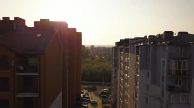 İnşaat halindeki uzun apartmanların havadan görünüşü.