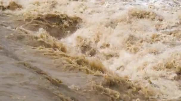 Vuile Rivier Met Modderig Geel Water Overstromingsperiode Tijdens Zware Regenval — Stockvideo