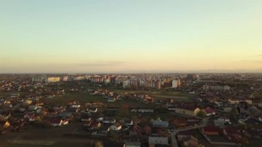 Ukrayna 'nın İvano-Frankivsk şehrinde günbatımında yüksek konutlu binalar ve banliyö bölgesinde özel evler görünüyor..