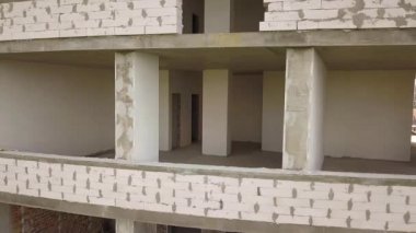 İnşaat halindeki yeni apartman cephesinin içindeki odalar..