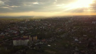 Şehrin kırsal kesiminin havadan görünüşü ve yaz akşamları evleri..