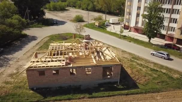 Luftaufnahme Eines Unfertigen Backsteinhauses Mit Bau Befindlicher Hölzerner Dachkonstruktion — Stockvideo