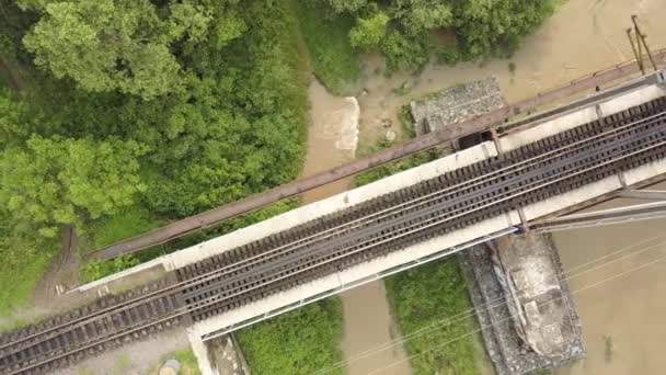 Flygfoto Järnvägen Metallbro Över Smutsiga Floden Med Lerigt Vatten Översvämningsperioden — Stockvideo