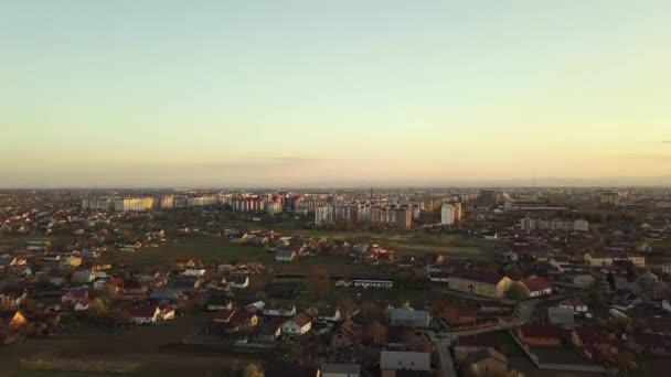 Flygfoto Över Höghus Och Privata Hus Förorten Område Vid Solnedgången — Stockvideo
