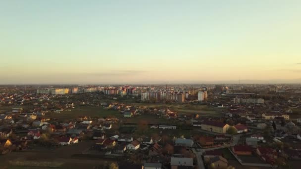 Vista Aérea Edifícios Residenciais Altos Casas Particulares Área Subúrbio Pôr — Vídeo de Stock