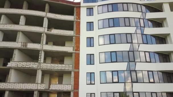 Muchas Ventanas Fachada Del Nuevo Edificio Apartamentos Construcción — Vídeos de Stock