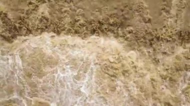 Şiddetli bahar yağmurları sırasında sel altında çamurlu suyla kirli nehrin havadan görünüşü.