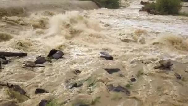 Eide Smutsig Flod Med Lerigt Vatten Översvämningsperioden Kraftiga Regn Våren — Stockvideo