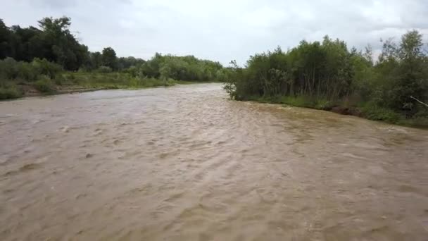 Bred Smutsig Flod Översvämningsperioden Kraftiga Regn Våren — Stockvideo