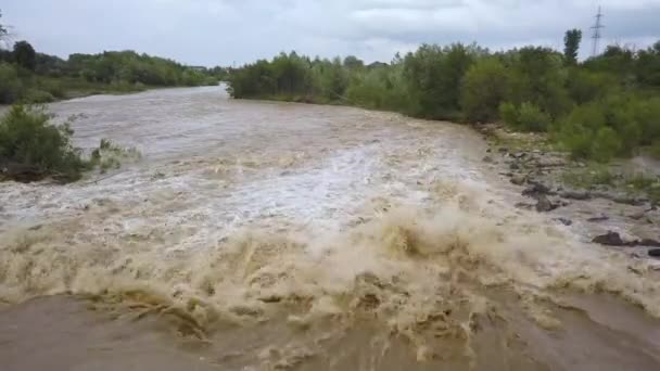 Ampio Fiume Sporco Con Acqua Fangosa Periodo Inondazione Durante Forti — Video Stock