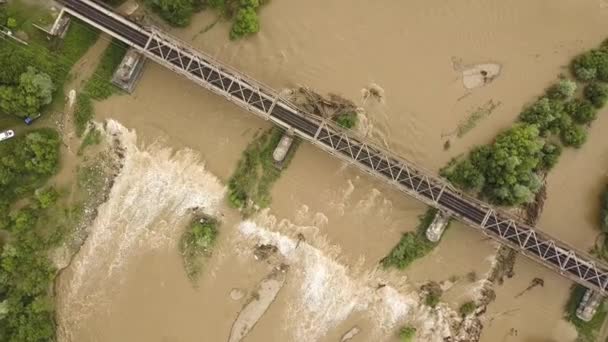 Vista Aérea Ponte Metálica Ferroviária Sobre Rio Sujo Com Água — Vídeo de Stock