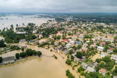 Ukrayna 'nın batısındaki Halych kasabasındaki Dnister nehrinin kirli sularıyla dolu su basmış evlerin havadan görüntüsü..