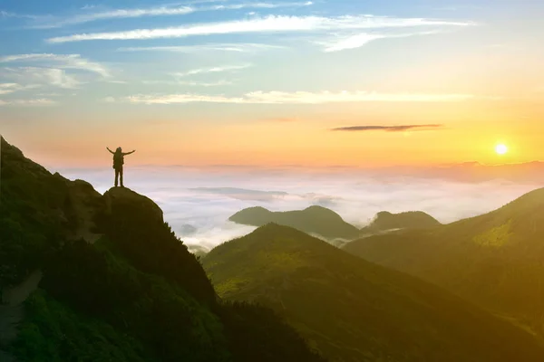 Pequeña Silueta Del Excursionista Disfrutando Del Hermoso Amanecer Las Montañas —  Fotos de Stock