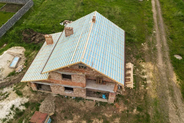 Vista Aérea Uma Casa Tijolo Com Estrutura Telhado Madeira Construção — Fotografia de Stock