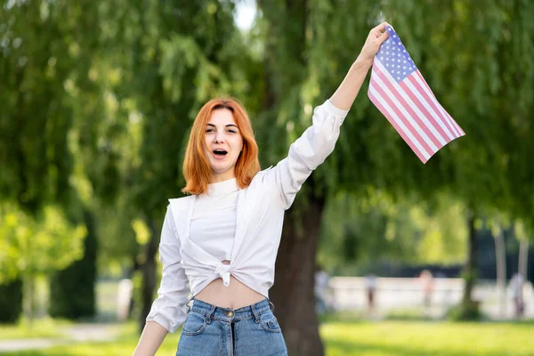 Irritada Jovem Mulher Cabelos Vermelhos Manifestante Posando Com Bandeira Nacional — Fotografia de Stock