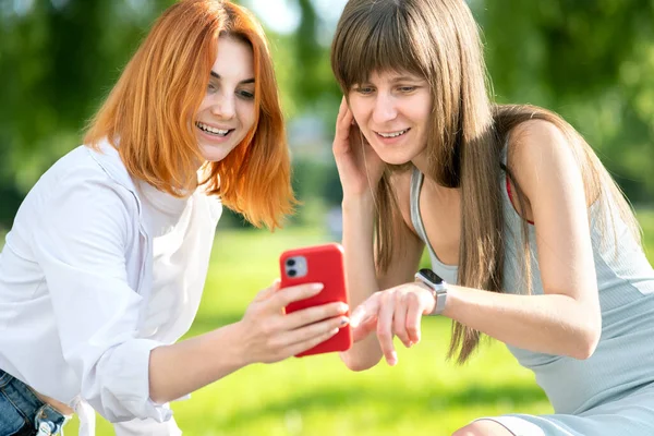 Zwei Junge Freundinnen Sitzen Auf Einer Bank Sommerpark Und Machen — Stockfoto