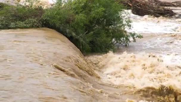 Vuile Rivier Met Modderig Geel Water Overstromingsperiode Tijdens Zware Regenval — Stockvideo