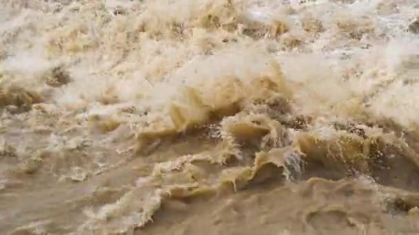 Rivière sale avec de l'eau jaune boueuse en période d'inondation pendant les fortes pluies au printemps.