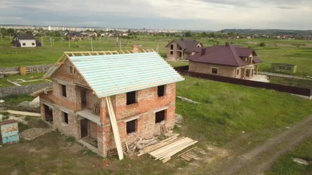 Luchtfoto Van Een Bakstenen Huis Met Houten Dakframe Aanbouw — Stockvideo