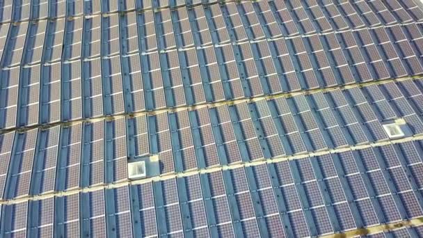 Vue Aérienne Nombreux Panneaux Solaires Photovoltaïques Montés Sur Toit Bâtiment — Video