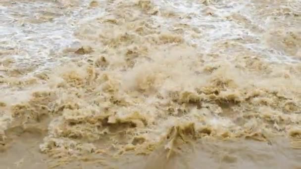 Βρώμικα Νερά Λασπωμένου Ποταμού Περίοδο Πλημμυρών Κατά Διάρκεια Ισχυρών Βροχών — Αρχείο Βίντεο