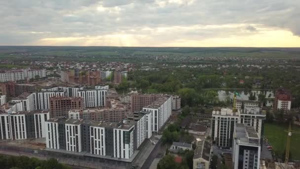 Luchtfoto Van Hoge Residentiële Flatgebouwen Aanbouw Een Stad Ontwikkeling Van — Stockvideo