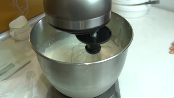 Mixer Slagroom Voor Een Taart — Stockvideo