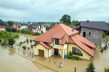 Ukrayna 'nın batısındaki Halych kasabasındaki Dnister nehrinin kirli sularıyla dolu su basmış evlerin havadan görüntüsü..