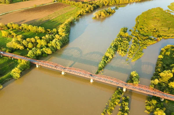 Luftaufnahme Einer Schmalen Straßenbrücke Die Sich Über Einen Schlammigen Breiten — Stockfoto
