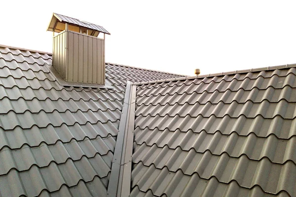 金属タイルシートで覆われた新しい家の屋根構造の閉鎖 — ストック写真