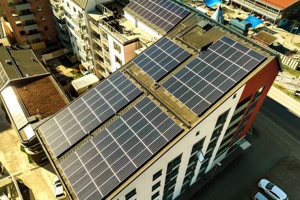 Vista Aérea Paneles Fotovoltaicos Solares Una Azotea Bloque Construcción Residencial — Foto de Stock