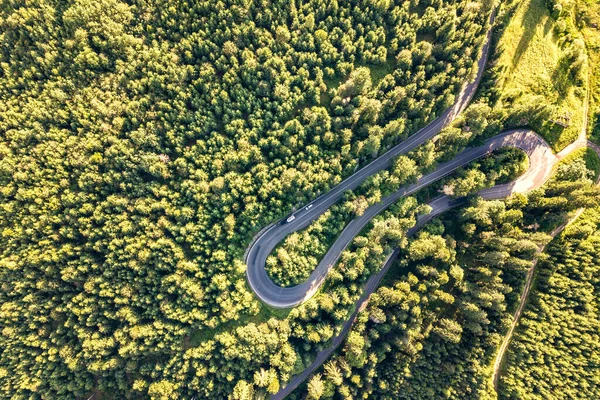 Vista Aérea Estrada Sinuosa Alta Montanha Passam Por Densas Florestas — Fotografia de Stock