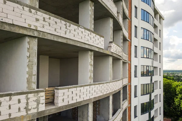 Nueva Fachada Del Edificio Apartamentos Con Muchas Ventanas Habitaciones Planas —  Fotos de Stock