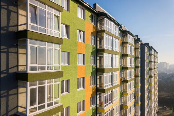 Birçok Pencere Balkonu Olan Yüksek Bir Apartman Dairesinin Havadan Görünüşü — Stok fotoğraf