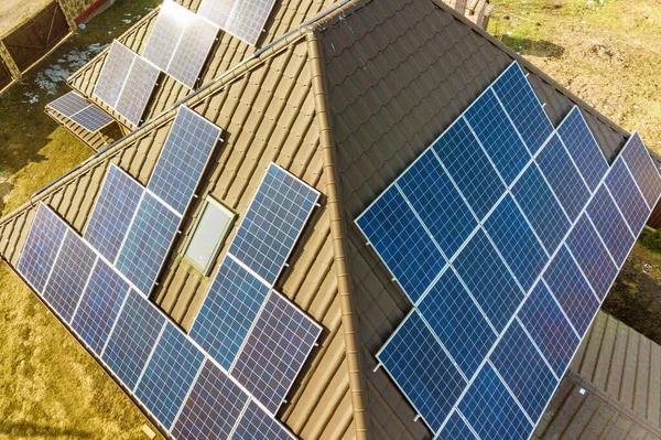 Вид Сверху Новый Современный Коттедж Голубыми Солнечными Фотоэлектрическими Панелями Крыше — стоковое фото