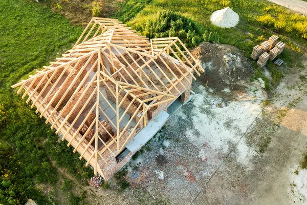 Flygfoto Ofullbordat Tegelhus Med Trätak Struktur Uppbyggnad — Stockfoto